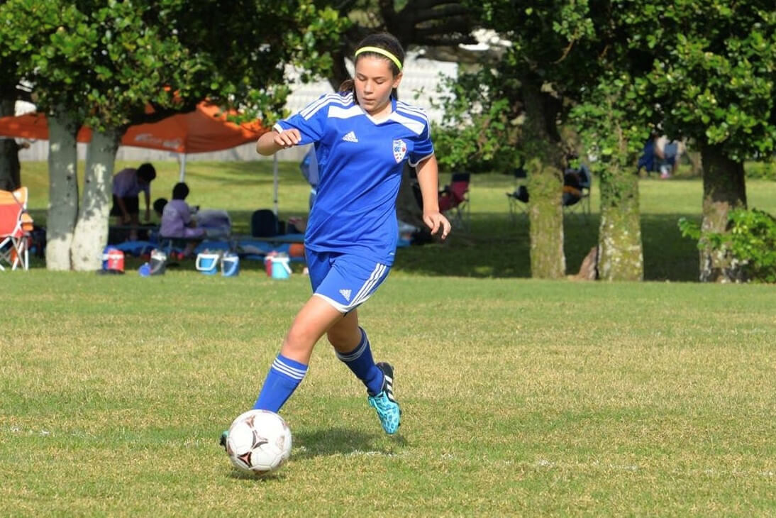 Gracia Magrath dribbling a soccer ball