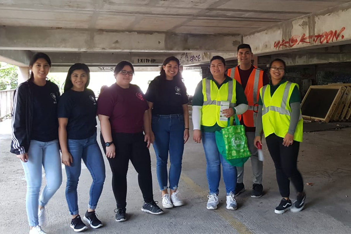 Students distribute mosquito repellant and nets to the homeless