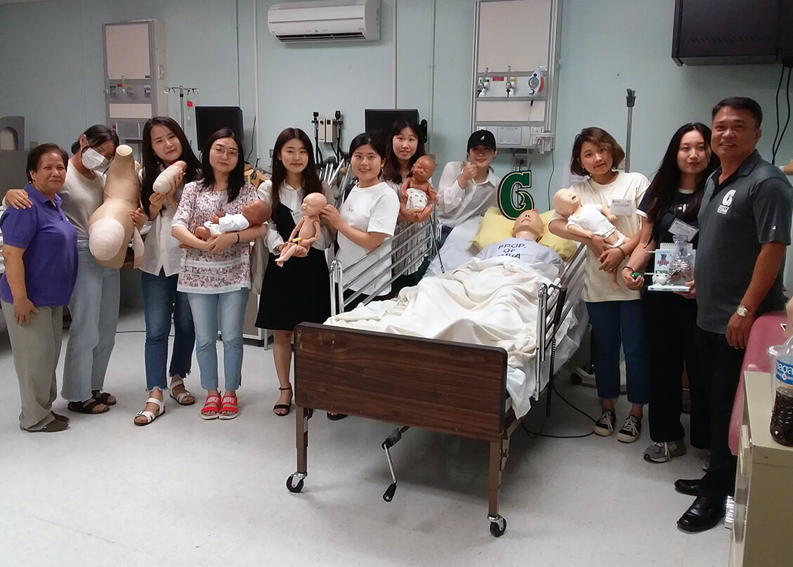 Veronica Alave, left, and Danilo Bilong, right, with nursing students from Jeju National University