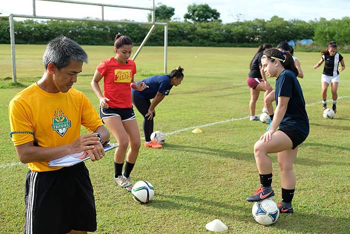 Roderick Hidalgo with Women's Soccer Team