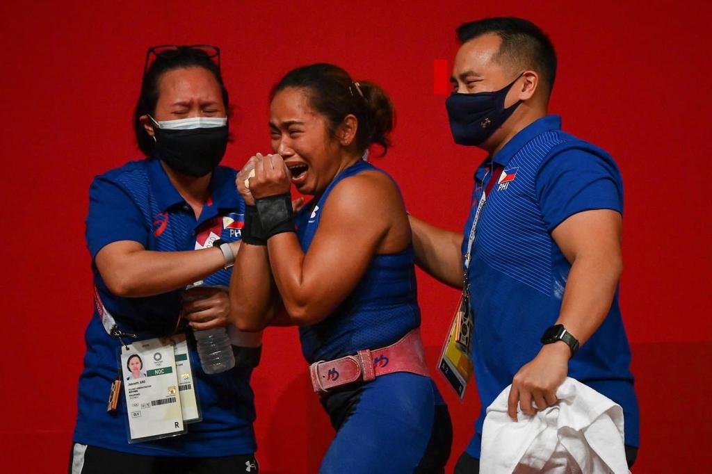 Julius Naranjo embraces Hidilyn Diaz after she wins the gold medal