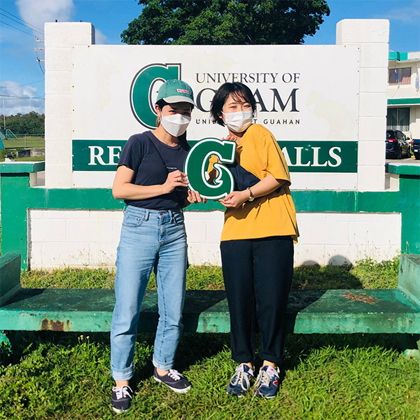 Japanese exchange students Hinako Higa (left) and Natsume Shigetomi (right)