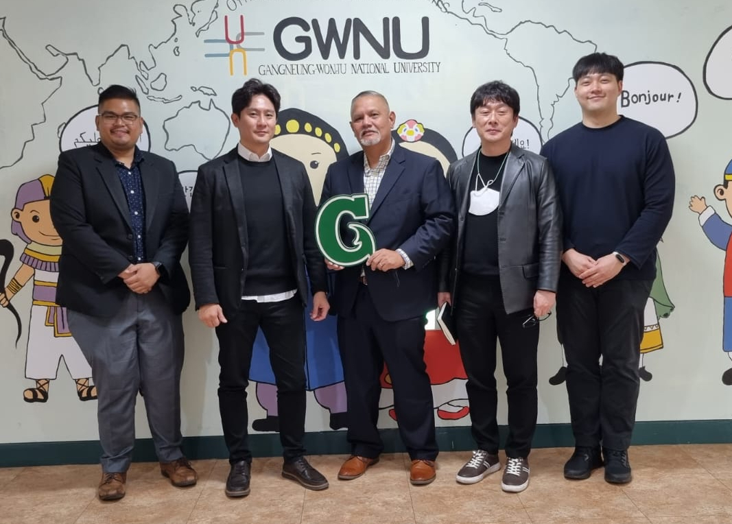 Group photo at Gangneung-Wonju National University