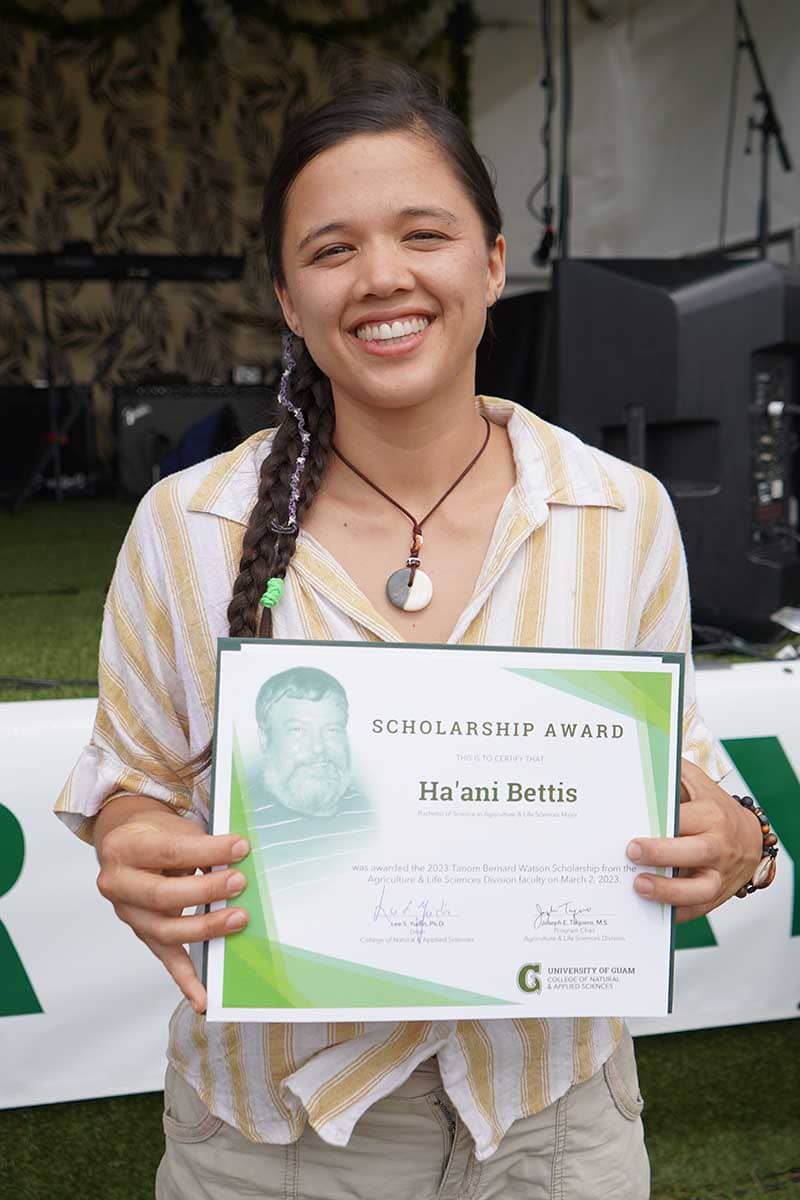 Ha’åni Bettis poses with her scholarship award certificate