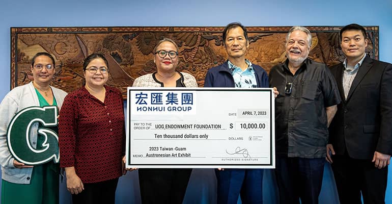 Group photo with Honshu Group’s $10,000 check