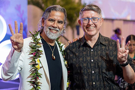 Governor shakes hands with Henk Rogers at Conference on Island Sustainability
