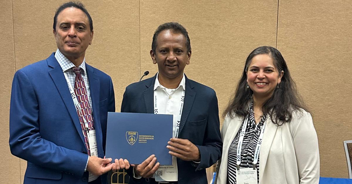 Group photo: EWRI presenting Hiroshan Hettiarachchi award