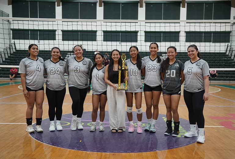 Au Mana poses for group photo with trophy