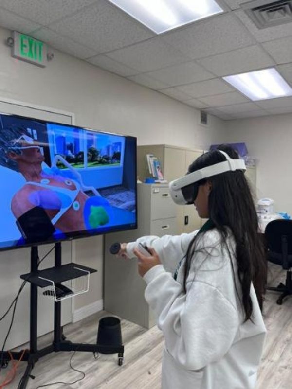 A UOG nursing student uses an Oculus headset.