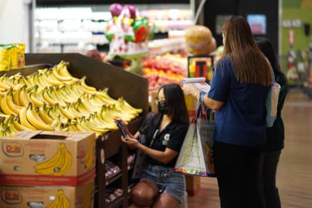 Sophie Santos demonstrates how to calculate the unit cost of bananas