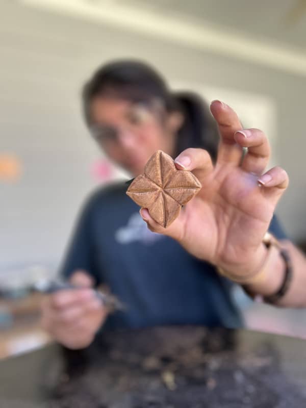 Guasåli flower carving