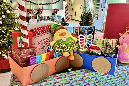 Christmas decorating contest