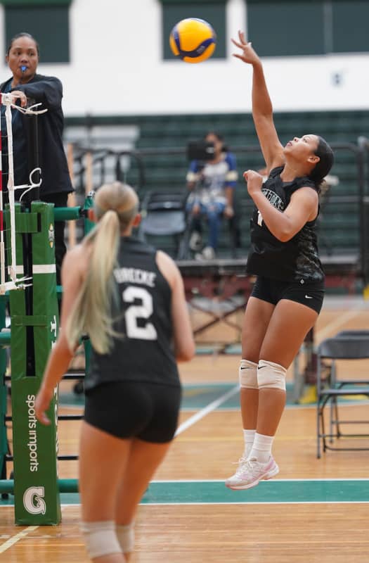 Lady Triton spiking 3