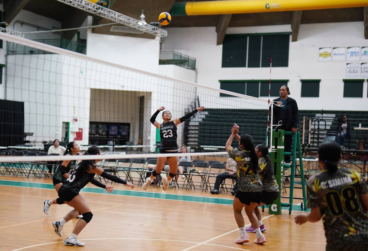 Lady Triton spiking 4