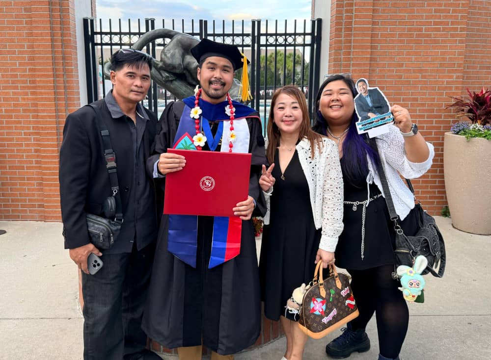 Nelmar J. Cruz (second from left) poses with his parents and sister